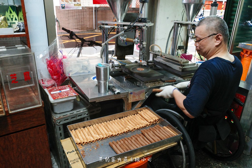 板橋美食推薦「黑漾美日式手工蛋捲餅」,藏在金門街的民宅巷弄裡,店面低調,裡頭卻有讓人想停下來看的製餅畫面,想找板橋手工蛋捲、買些下午茶點心帶回家,可以把這間收進口袋名單。黑漾美日式手工蛋捲餅菜單有原味、芝麻、海苔、咖啡、抹茶等九種口味,也有微辣的黑胡椒,不只有甜口味可以選。包裝分成獨享包與分享包,還能選綜合口味,自己吃