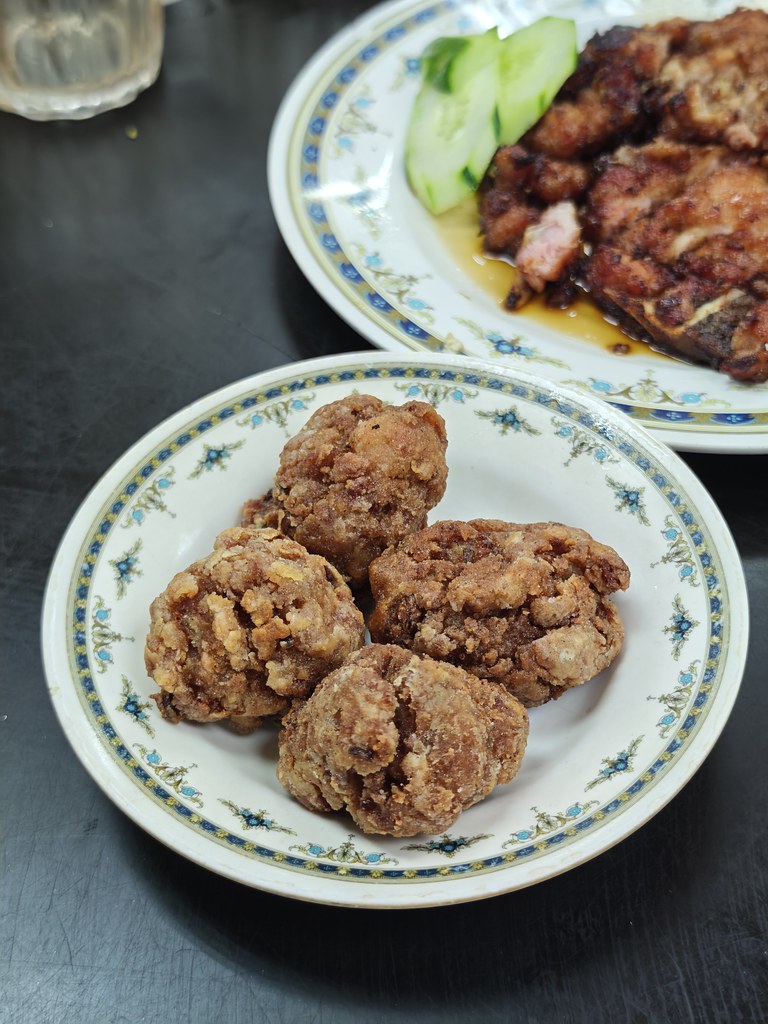 Peng Heong Hakka Metaball 客家炸肉丸 (x4) rm$8 @ 平香客家排骨飯店 Restoran Peng Heong Hakka Paikut in Klang Town