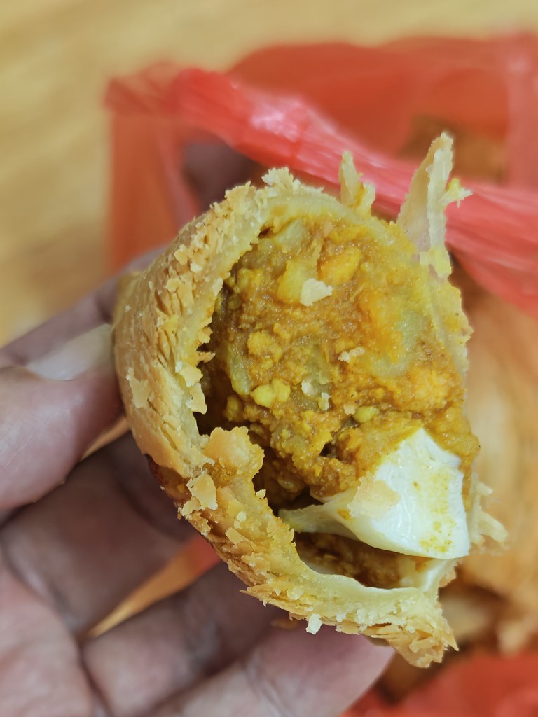 咖哩雞肉角(咖哩卜)配雞蛋 Curry Chicken Puff with Egg rm$3/pc @ 外婆家炸雞&搖搖冰 Grandma Fried Chicken & YoYo Ice (Jalan Goh Hock Huat) Bandar Klang