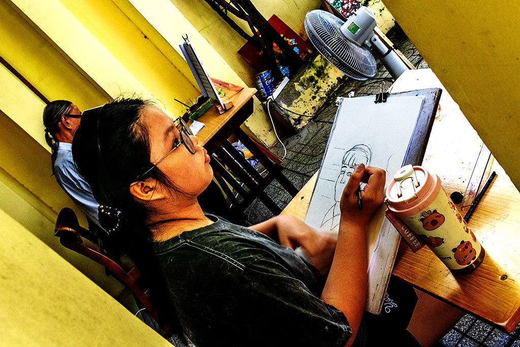 Girl learning how to draw at Ông Bầu on 10-11-26--Vung Tau copy