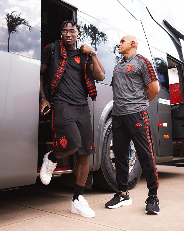 Chegada do elenco do Sport em pré jogo de Atlético GO x Sport Recife antes partida válida pela 33ª rodada da Série B do Campeonato Brasileiro no Estádio Antônio Accioly, em Goiânia, em 11 de outubro de 2026. Foto: Deividson Isídio e Heber Gomes / Sport Recife. Atlético GO x Sport Recife | Campeonato Brasileiro Série B 2026