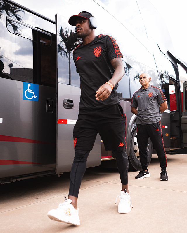 Chegada do elenco do Sport em pré jogo de Atlético GO x Sport Recife antes partida válida pela 33ª rodada da Série B do Campeonato Brasileiro no Estádio Antônio Accioly, em Goiânia, em 11 de outubro de 2026. Foto: Deividson Isídio e Heber Gomes / Sport Recife. Atlético GO x Sport Recife | Campeonato Brasileiro Série B 2026