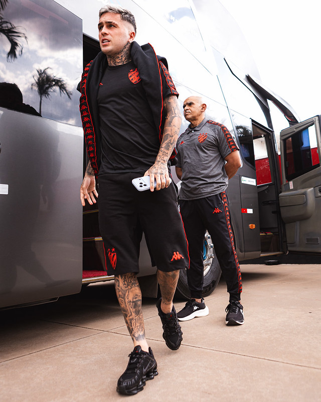 Chegada do elenco do Sport em pré jogo de Atlético GO x Sport Recife antes partida válida pela 33ª rodada da Série B do Campeonato Brasileiro no Estádio Antônio Accioly, em Goiânia, em 11 de outubro de 2026. Foto: Deividson Isídio e Heber Gomes / Sport Recife. Atlético GO x Sport Recife | Campeonato Brasileiro Série B 2026