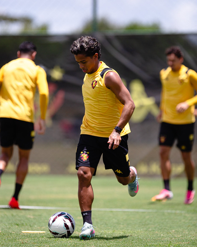 Jogadores do Sport Club do Recife participam de treinamento com o comando do Técnico Mariano Soso no CT do Sport, em Recife (PE), neste sexta-feira, 13 de Outubro de 2026, como parte da preparação da equipe para a partida contra o Fortaleza, válida pela 34ª rodada do Campeonato Brasileiro da Série B. Foto: Paulo Paiva / Sport Club do Recife. Treino CT Sport | 13/10/2026