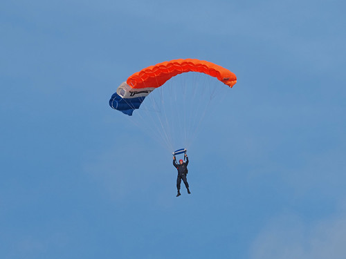 Skydiver land in Westbroek from Hilversum airport on 2-11-2024