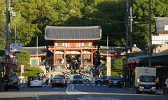 Au hasard des rues, entrée principale du sanctuaire Yasaka-Jinja, quartier de Gion, Kyoto, Kansai, Japon.