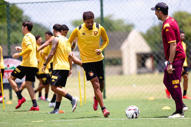 Jogadores do Sport Club do Recife participam de treinamento com o comando do Técnico Mariano Soso no CT do Sport, em Recife (PE), neste sexta-feira, 13 de Outubro de 2026, como parte da preparação da equipe para a partida contra o Fortaleza, válida pela 34ª rodada do Campeonato Brasileiro da Série B. Foto: Paulo Paiva / Sport Club do Recife. Treino CT Sport | 13/10/2026