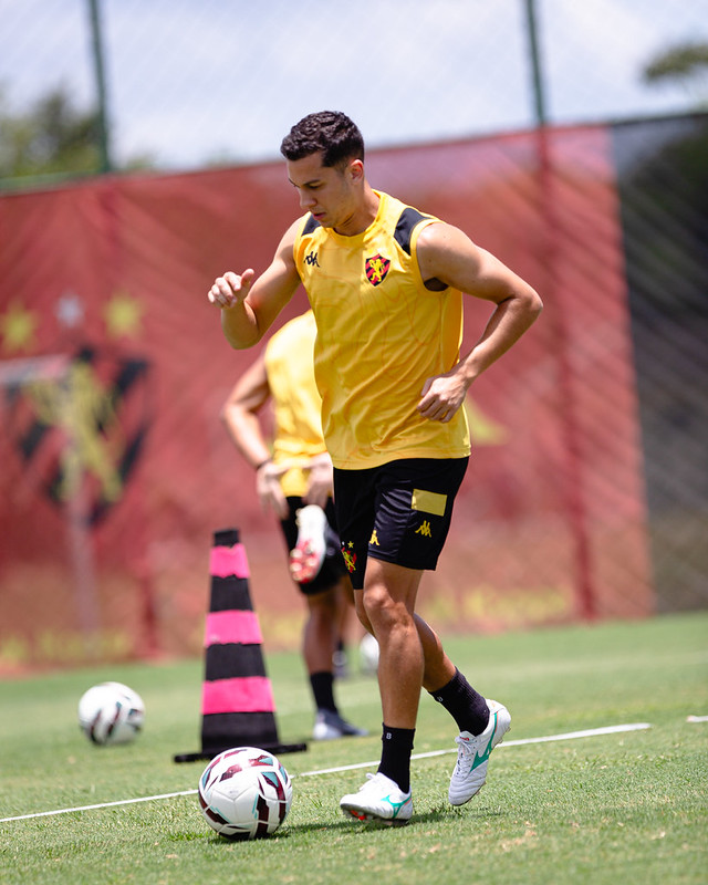 Jogadores do Sport Club do Recife participam de treinamento com o comando do Técnico Mariano Soso no CT do Sport, em Recife (PE), neste sexta-feira, 13 de Outubro de 2026, como parte da preparação da equipe para a partida contra o Fortaleza, válida pela 34ª rodada do Campeonato Brasileiro da Série B. Foto: Paulo Paiva / Sport Club do Recife. Treino CT Sport | 13/10/2026