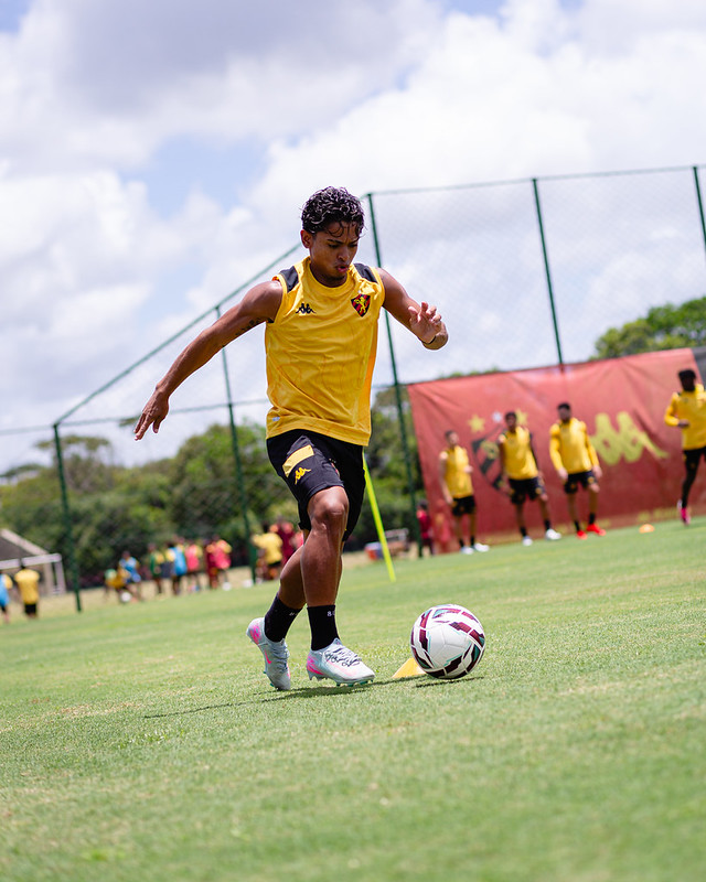 Jogadores do Sport Club do Recife participam de treinamento com o comando do Técnico Mariano Soso no CT do Sport, em Recife (PE), neste sexta-feira, 13 de Outubro de 2026, como parte da preparação da equipe para a partida contra o Fortaleza, válida pela 34ª rodada do Campeonato Brasileiro da Série B. Foto: Paulo Paiva / Sport Club do Recife. Treino CT Sport | 13/10/2026