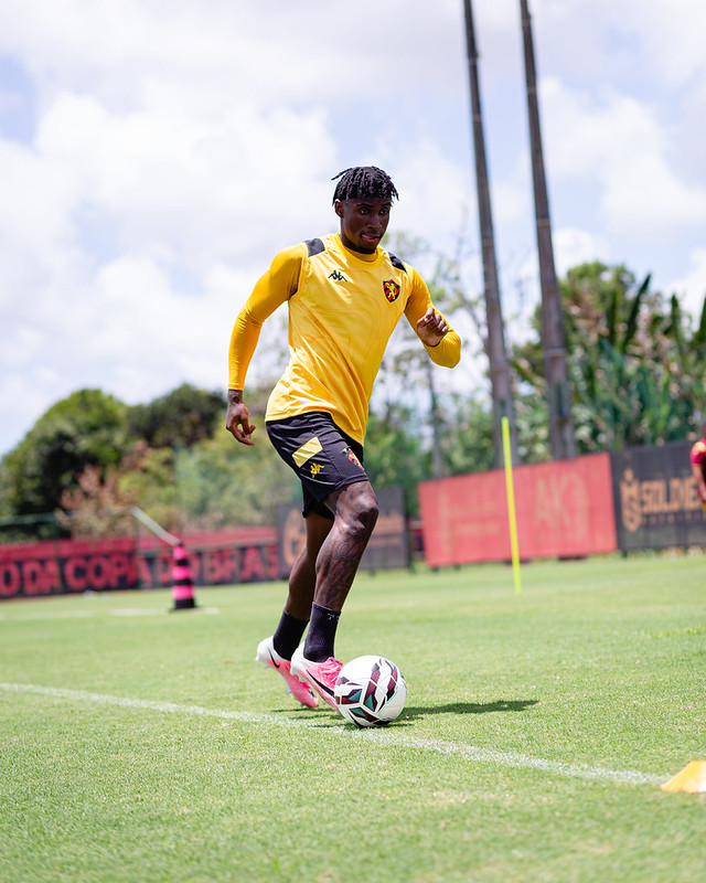 Jogadores do Sport Club do Recife participam de treinamento com o comando do Técnico Mariano Soso no CT do Sport, em Recife (PE), neste sexta-feira, 13 de Outubro de 2026, como parte da preparação da equipe para a partida contra o Fortaleza, válida pela 34ª rodada do Campeonato Brasileiro da Série B. Foto: Paulo Paiva / Sport Club do Recife. Treino CT Sport | 13/10/2026