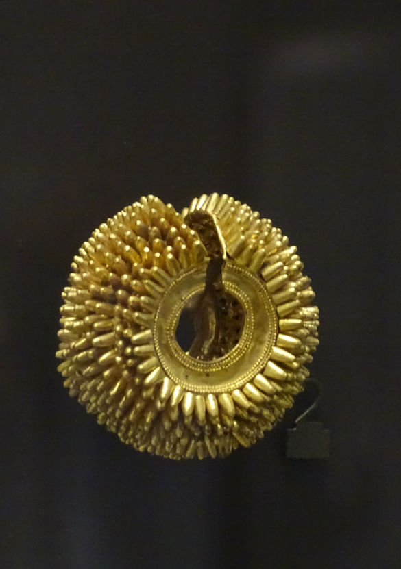 DSC08091ParijsMuseeGuimetBijouxEtÈlémentsDeBijouxIndiaSouttoukenyPuducherry2ndCentBCEGold BouclesD'OreillesMA1837