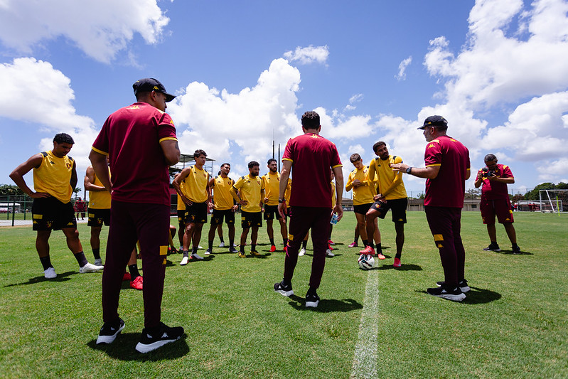Jogadores do Sport Club do Recife participam de treinamento com o comando do Técnico Mariano Soso no CT do Sport, em Recife (PE), neste sexta-feira, 13 de Outubro de 2026, como parte da preparação da equipe para a partida contra o Fortaleza, válida pela 34ª rodada do Campeonato Brasileiro da Série B. Foto: Paulo Paiva / Sport Club do Recife. Treino CT Sport | 13/10/2026