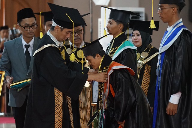 Wisuda Perdana Institut Teknologi Al Mahrusiyah, Gus Qowim Pesan Lulusan Terus Berinovasi Tanpa Kehilangan Adab