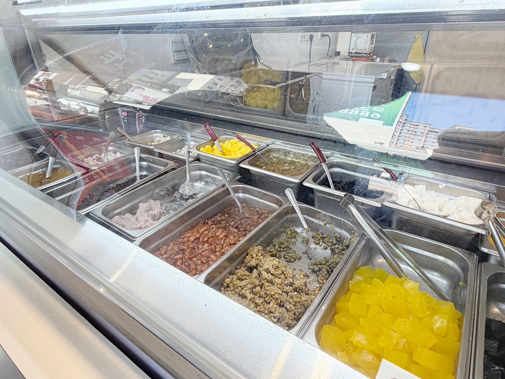 [桃園美食]甜六黑砂糖剉冰．嫩仙草．豆花．燒麻糬|寶山黃昏市場對面~大同路陳Q古早黑砂糖剉冰新分店(2026菜單更新) @VIVIYU小世界