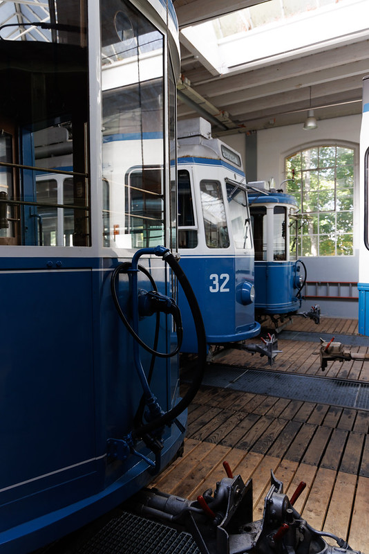 Historische Straßenbahnen in einem Depot