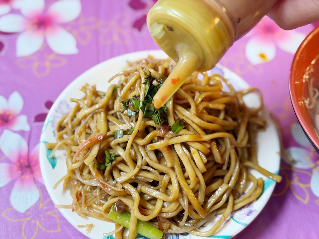 [苗栗美食]玉清戲棚下麵店|玉清宮牌樓旁傳承20年古早味~銅板台式小吃！淋上特製韭菜醬油與澎湃豬雜湯 @VIVIYU小世界