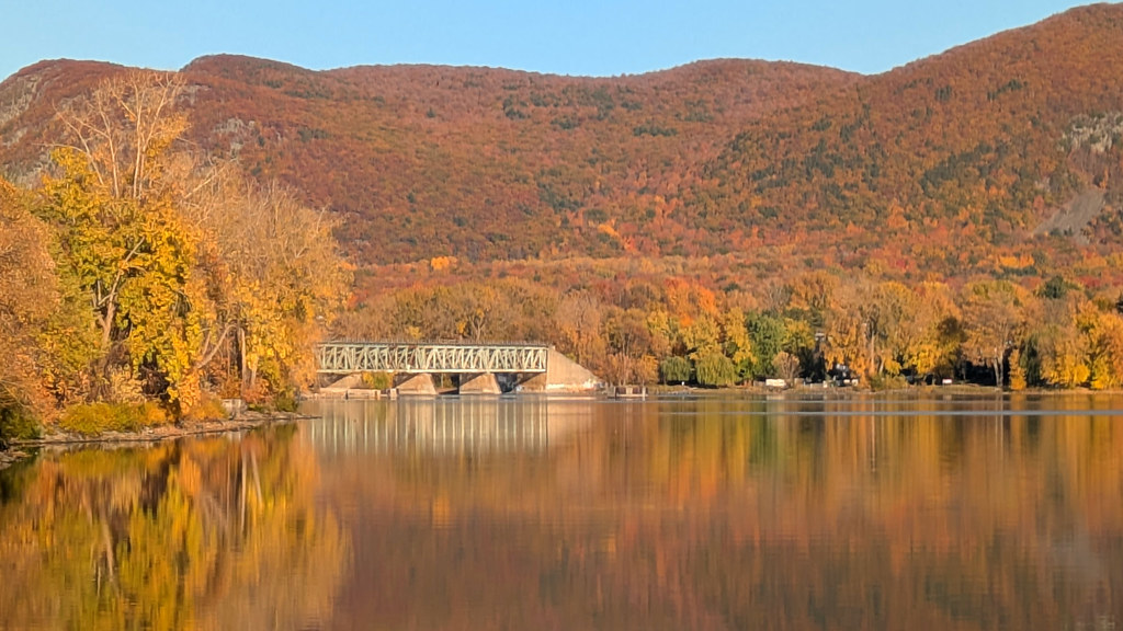 A photograph from Oct 21, 2026, about 18 miles from Montréal & nearby Québec alternatives.