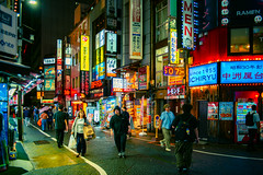 七色のネオンさえ 甘い夢を歌ってる