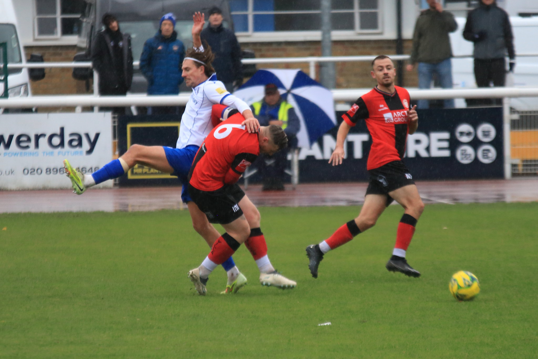 Enfield Town (white) 5 Hanworth Villa  (red) 1