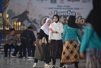 TP PKK Vs Fatayat NU, Seru nya Gobak Sodor Sarungan Peringati Hari Santri 2026 ; mbak wali kota kediri vinanda