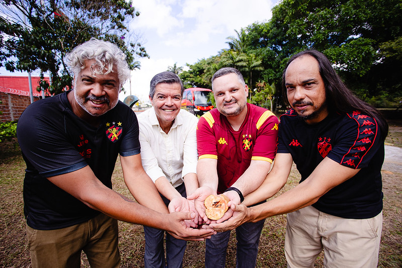 Recife (PE), Brasil — O CEO do Sport Club do Recife, Felipe Ximenes, o executivo de futebol, Ítalo Rodrigues, o gerente de futebol, Hudson Santos, a vice-presidente de Inclusão, Nara Vieira, o técnico Mariano Soso e jogadores do elenco rubro-negro participam da ação simbólica do projeto “Raízes da Ilha no CT”, que busca perpetuar no Centro de Treinamento do clube o legado do sapotizeiro histórico da Ilha do Retiro. A iniciativa visa preservar a memória afetiva do Sport e fortalecer os laços entre diferentes gerações que construíram a história do Leão. Foto: Paulo Paiva/ Sport Club do Recife Raízes da Ilha no CT | 27/10/2026