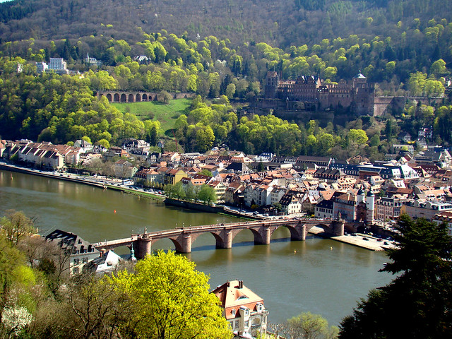 Heidelberg (Germany): La célèbre ville universitaire sur les bords du Neckar, son vieux pont, la vieille ville et le Château. The famous university town on the edges of Neckar, its old bridge, the old town and the Castle.
