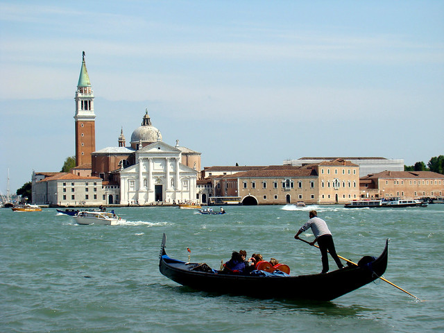 Venezia, Venise, Venedig, Venice (Italia, Italy) : Le Grand Canal et les gondoliers. Tout le charme de Venise.
