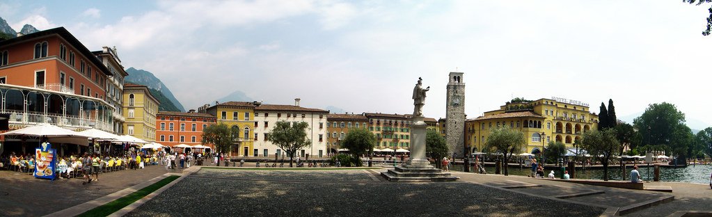 monumento estatua de San Giovanni Nepomuceno y Torre Apponale panoramica Piazza Catena Riva del Garda Italia 01