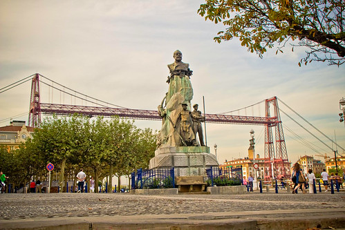Puente Colgante y Monumento a Víctor Chávarri en Portugalete