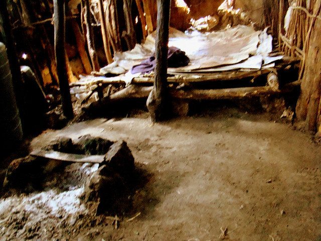 cama y hoguera interior de Manyattas Chozas poblado aldea Masai Tanzania 10