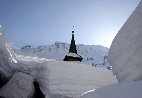 neige snow montagne mountain alpes alps toit roof letour hautesavoie 74 france leverdesoleil sunrise hiver winter village clocher spire