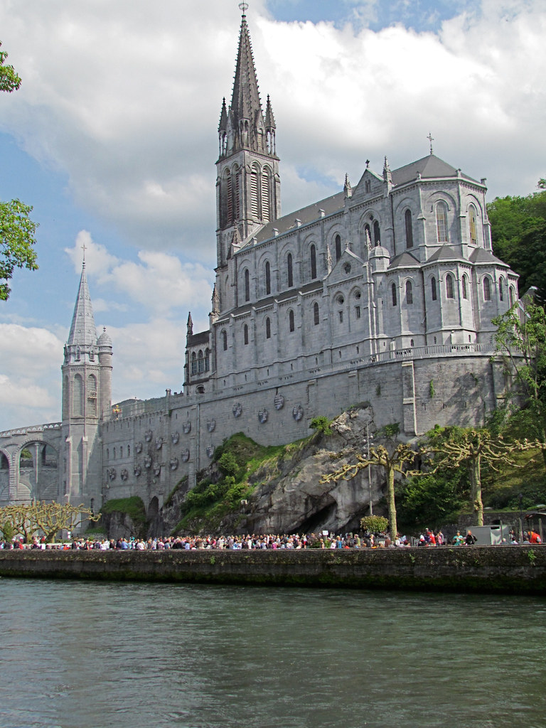Basilique de l'Immaculé Conception vue du gave de Pau, Lourdes - a ...
