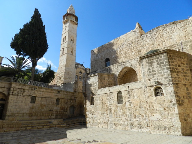 minarete de mezquita ayubí de Omar y patio exterior Iglesia del Santo Sepulcro Jerusalén Israel Palestina 10