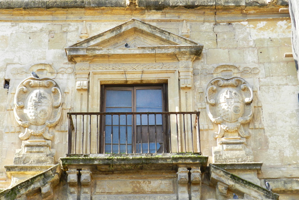 fachada exterior con escudos heraldicos Cordoba 02