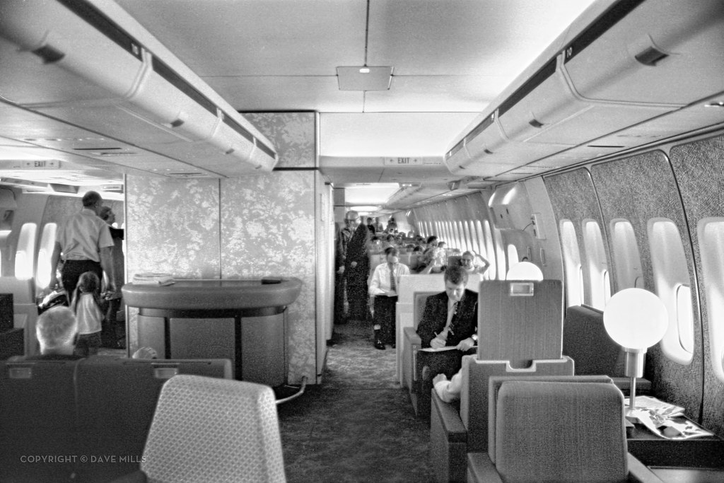 UA Friend Ship coach lounge (747-122) (07) | SEA-originating… | Flickr