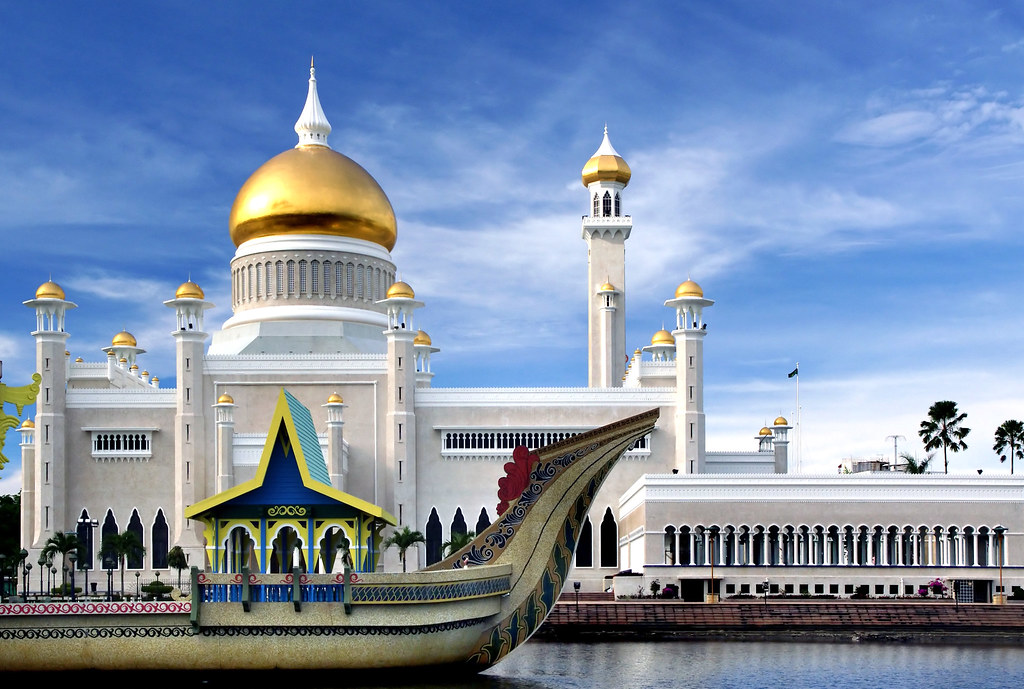 Mezquita del Sultán Omar Ali y cielo azul