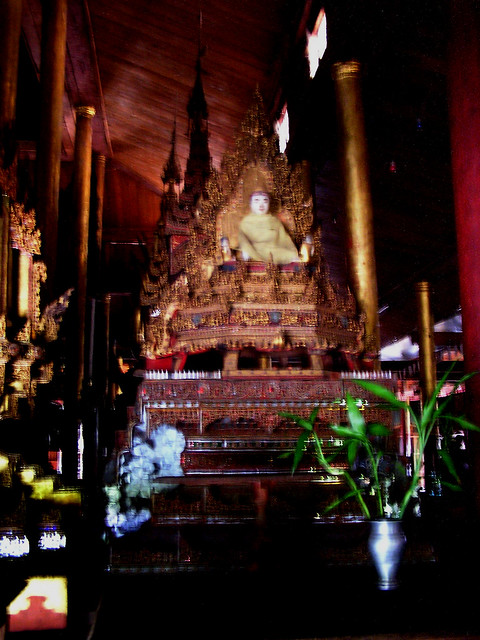 estatua de buda interior Pagoda Phaung Daw U en Lago Inle Myanmar Birmania 11