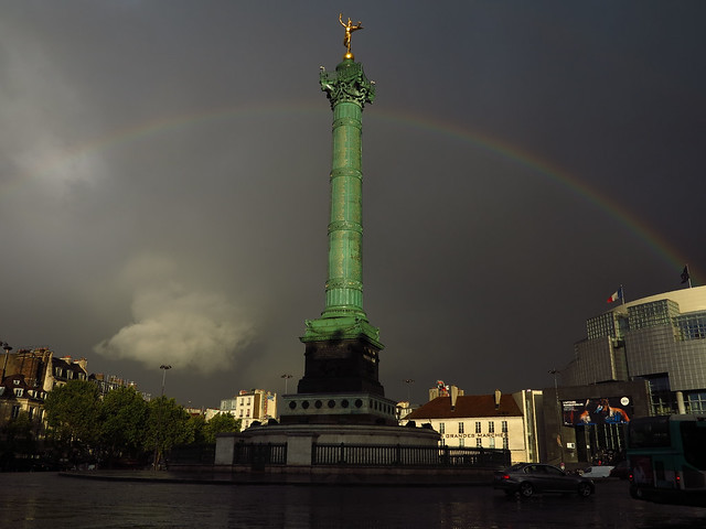 la Colonne de Juillet, place de la Bastille à Paris, monument dédié aux victimes de la Révolution de 1830.