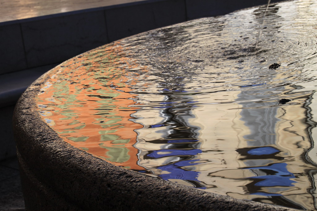 Reflets sur la fontaine