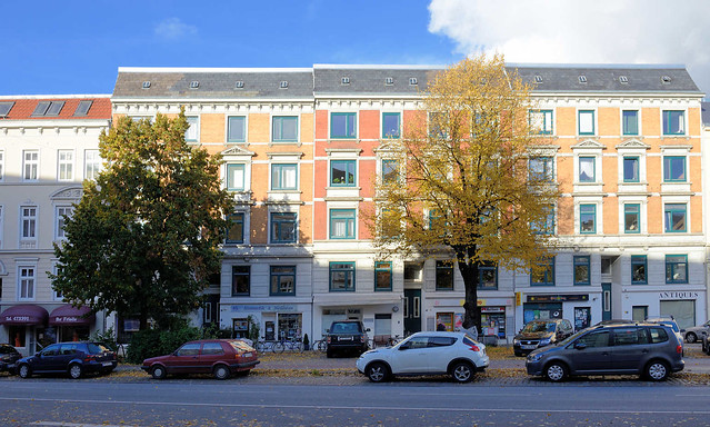6774 Blick über die Barmbeker Straße zum Grasweg in Hamburg Winterhude - Gründerzeit Wohnhäuser mit Geschäften im Erdgeschoss; parkende Autos.