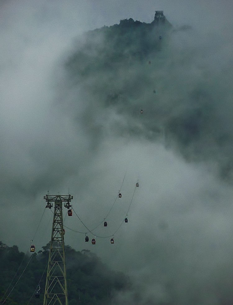 between Heaven and Earth | The cable cars that go up to Moun… | Flickr