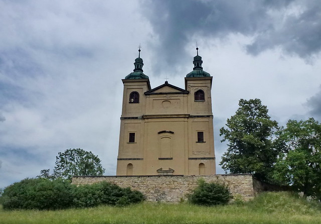 rechtselbisch Richtung Děčín - Kostel v Nebočadech