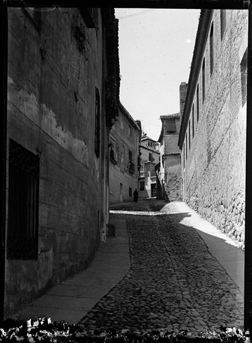 Cuesta de los Carmelitas en Toledo hacia 1920. Fotografía de Enrique Guinea Maquíbar © Archivo Municipal de Vitoria-Gasteiz