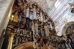 Organy w nawie głównej w bernardyńskim kościele Zwiastowania NMP w Leżajsku zza południowego filara