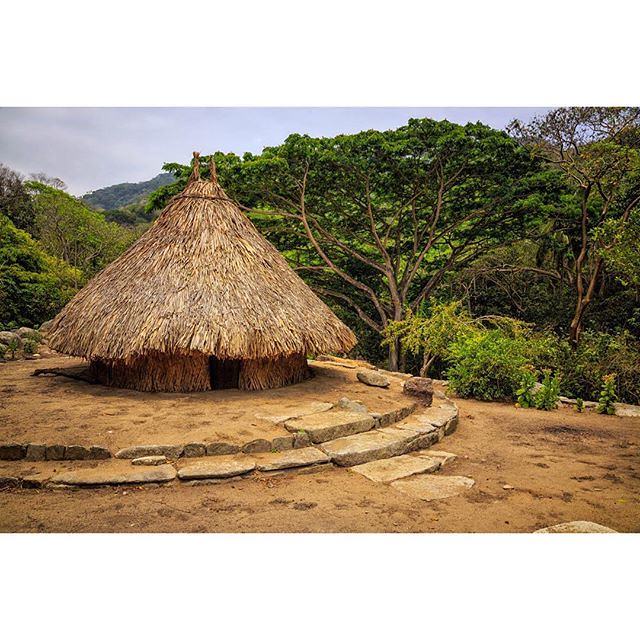 @tristan29photography en Instagram publicó: #indigena #santamarta #colombia #YoamoSM #viaje #enmicolombia #lindacolombia #lonelyplanet #pueblito #parquetayrona #tayrona #kogui