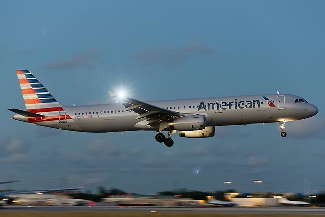N915US - Airbus A321-211 - American - KMIA - Nov 2015