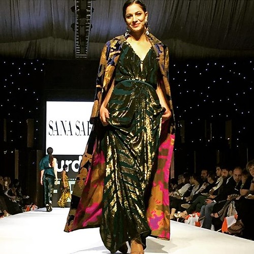 #samysays #winterfestive #fashionpakistan #urdu1 #fpw15 #samysays #followme #instamood #instagood #instafollow #instaeffects #instalike #instafashion #instafamous #instafame #glamour #style #beautyblog #pakistanimedia #pakistanidress #pakistanifashion #pa | by Sagar Samy