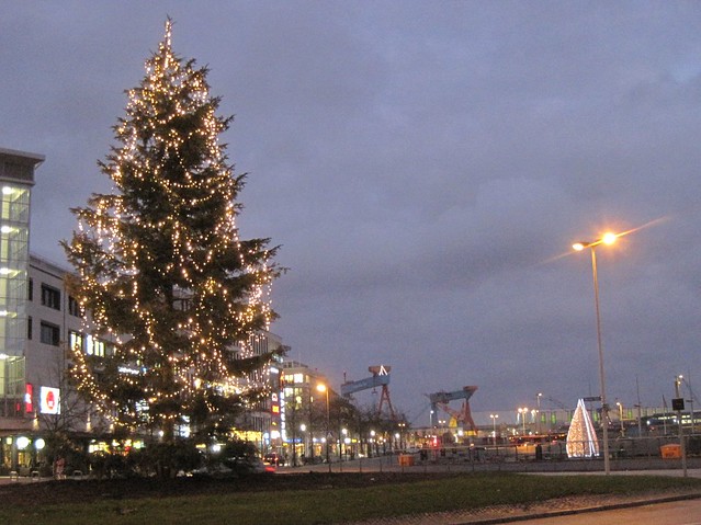 der große WEihnachtsbaum in Kiel und die Portalkräne und die leuchtenden Segel auf dem Bootshafen waren heute Abend gut zu erkennen-nach den Regentagen zuvor