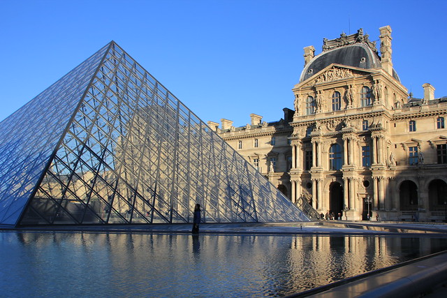 Paris France Palais du Louvre: La pyramide de verre de l'architecte IEOH MING PEI, The glass pyramid of the architect IEOH MING PEI, Die Glaspyramide des Architekten IEOH MING PEI.
