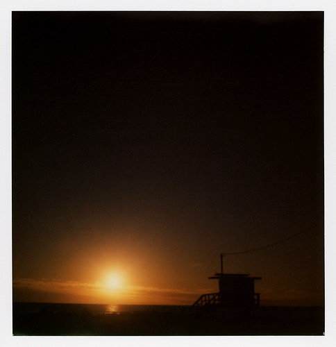 the impossible project tip polaroid sx70sonar sonar instant color film for sx70 type cameras impossaroid venice beach sunset los angeles la california ca sun clouds pacific ocean santa monica bay glow ripples lifeguard tower silhouette happy new year polawalk 121716 toby hancock photography